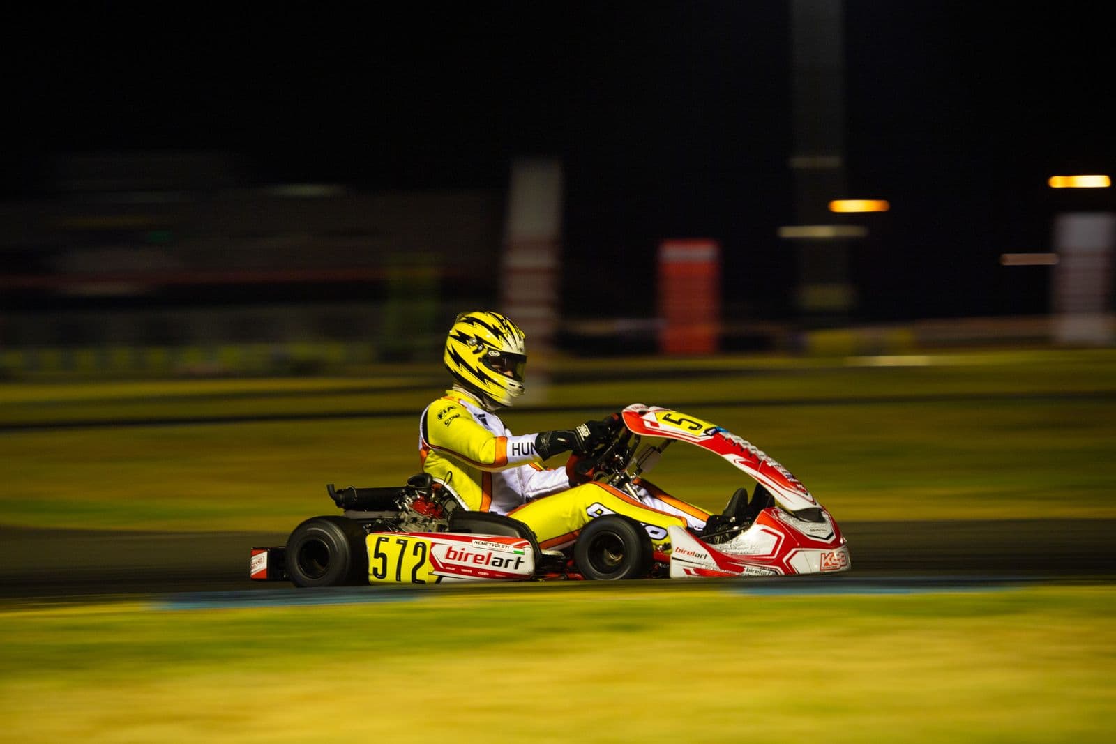 Kart #572 on track after dark, Le Mans
